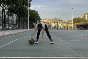 篮球怎么运球练习球感